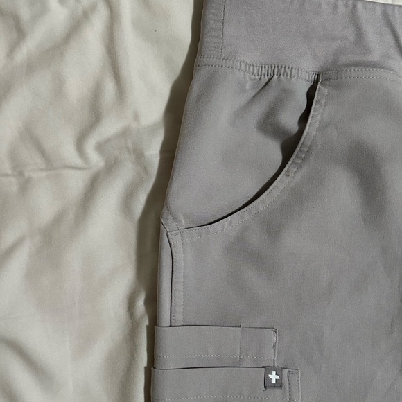 FIGS Kade Cargo Scrub Pants Tan Nude Scrub Pants Tan Nude Slate Size Medium - Picture 3 of 8